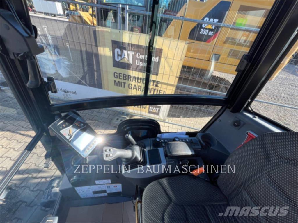 CAT 301.8-05A حفارات زحافة