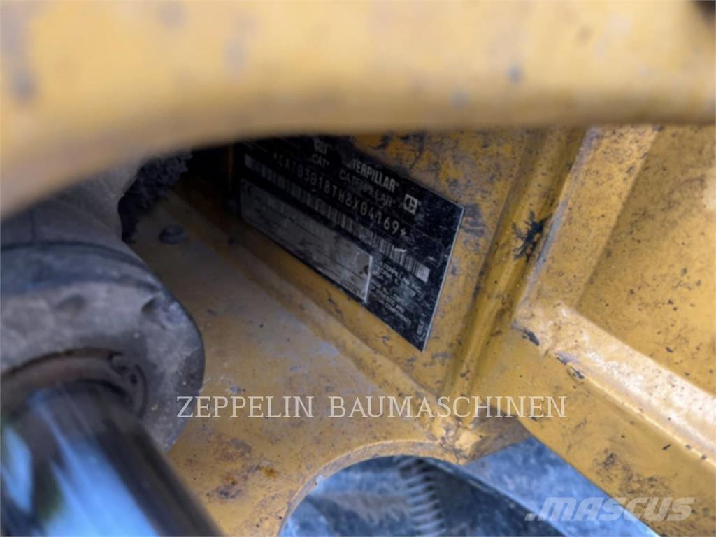 CAT 301.8-05A حفارات زحافة