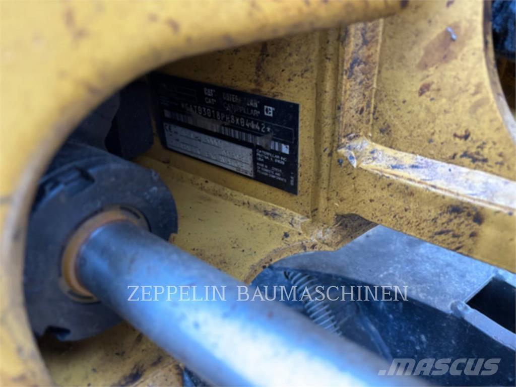 CAT 301.8-05A حفارات زحافة