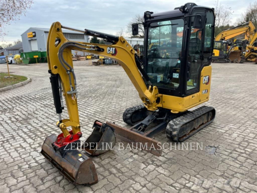 CAT 301.8-05A حفارات زحافة