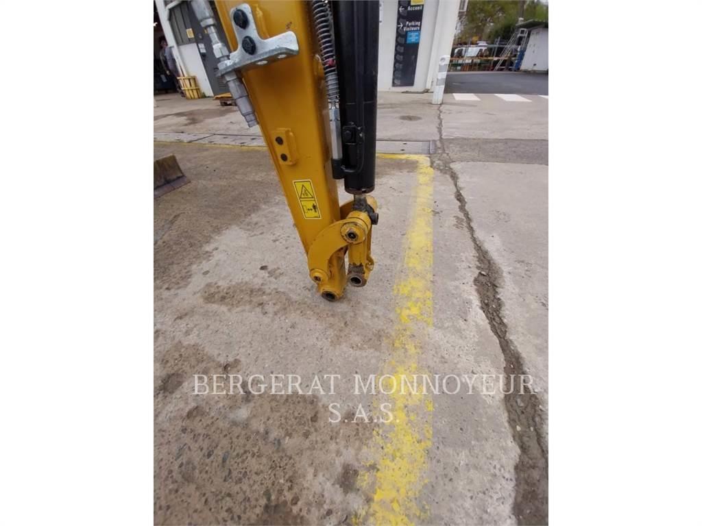 CAT 302 حفارات زحافة