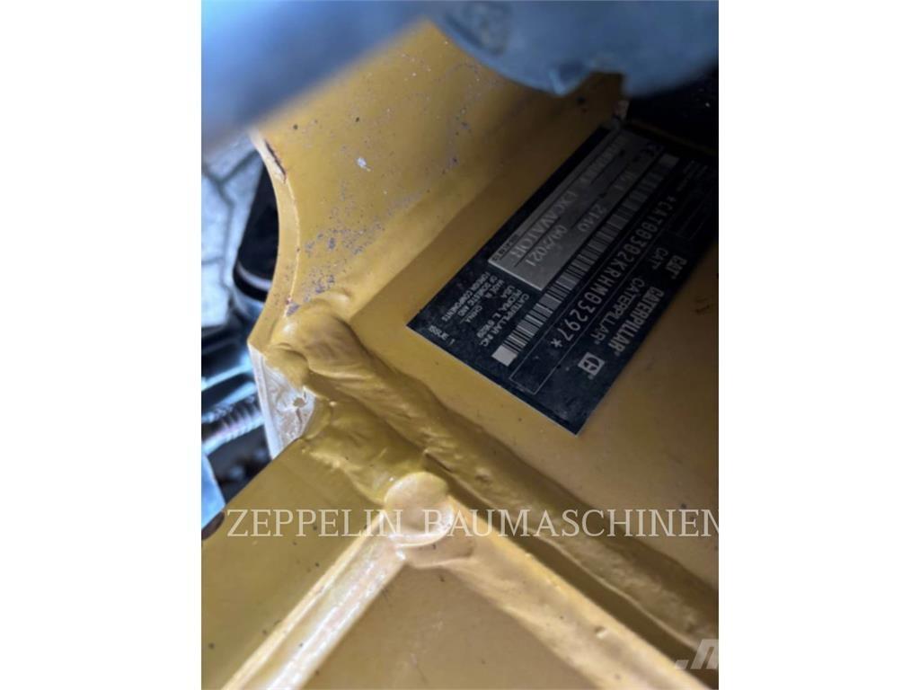 CAT 302-05A CR حفارات زحافة