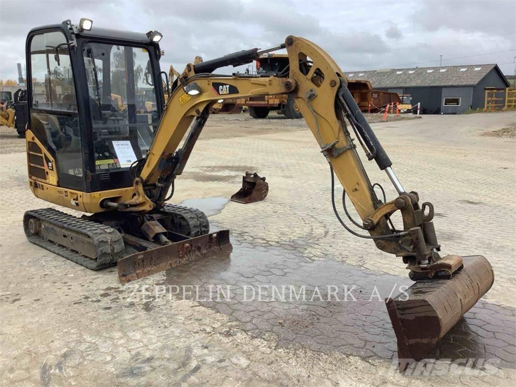 CAT 302.2D حفارات زحافة