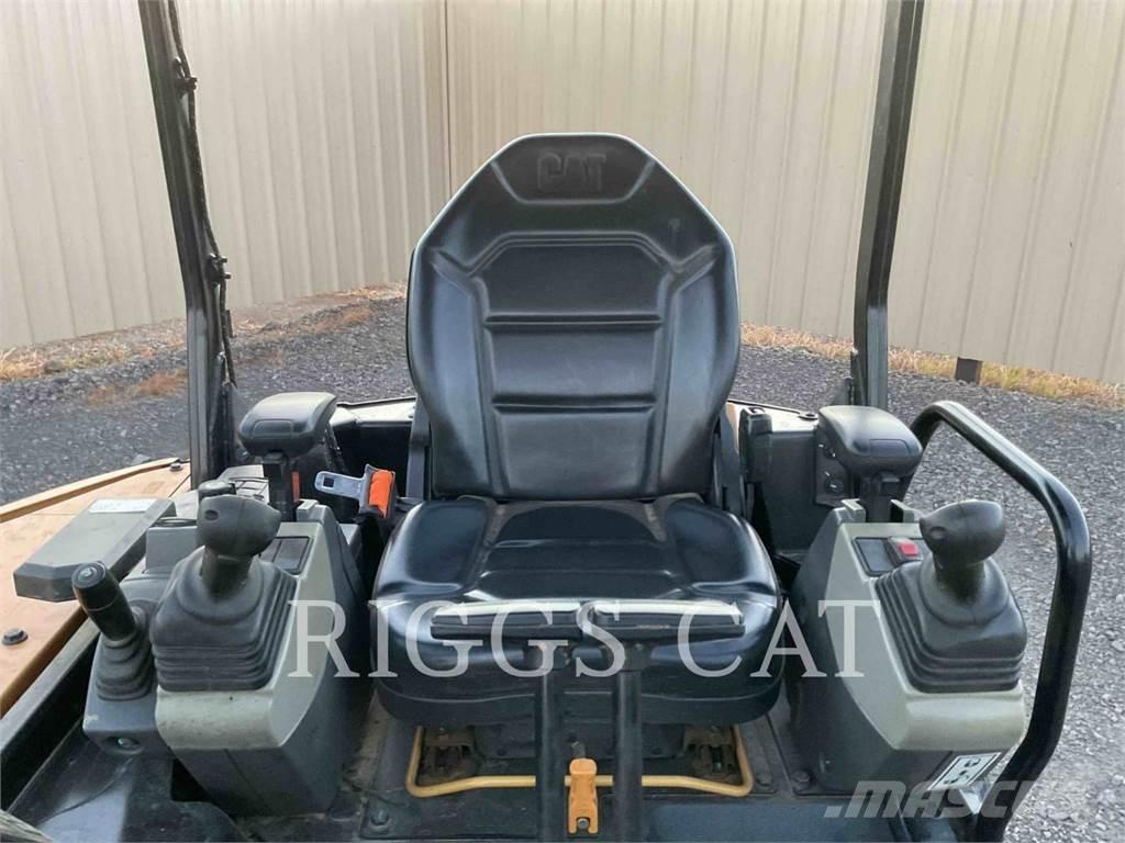 CAT 302.7 حفارات زحافة