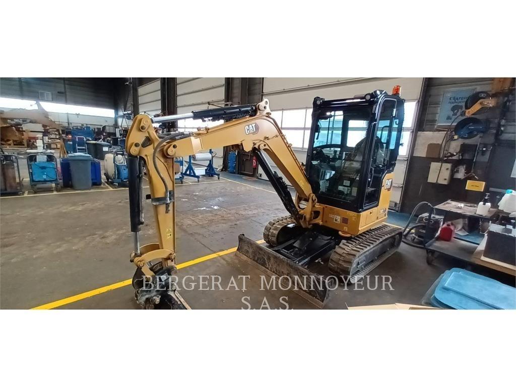 CAT 302.7 حفارات زحافة