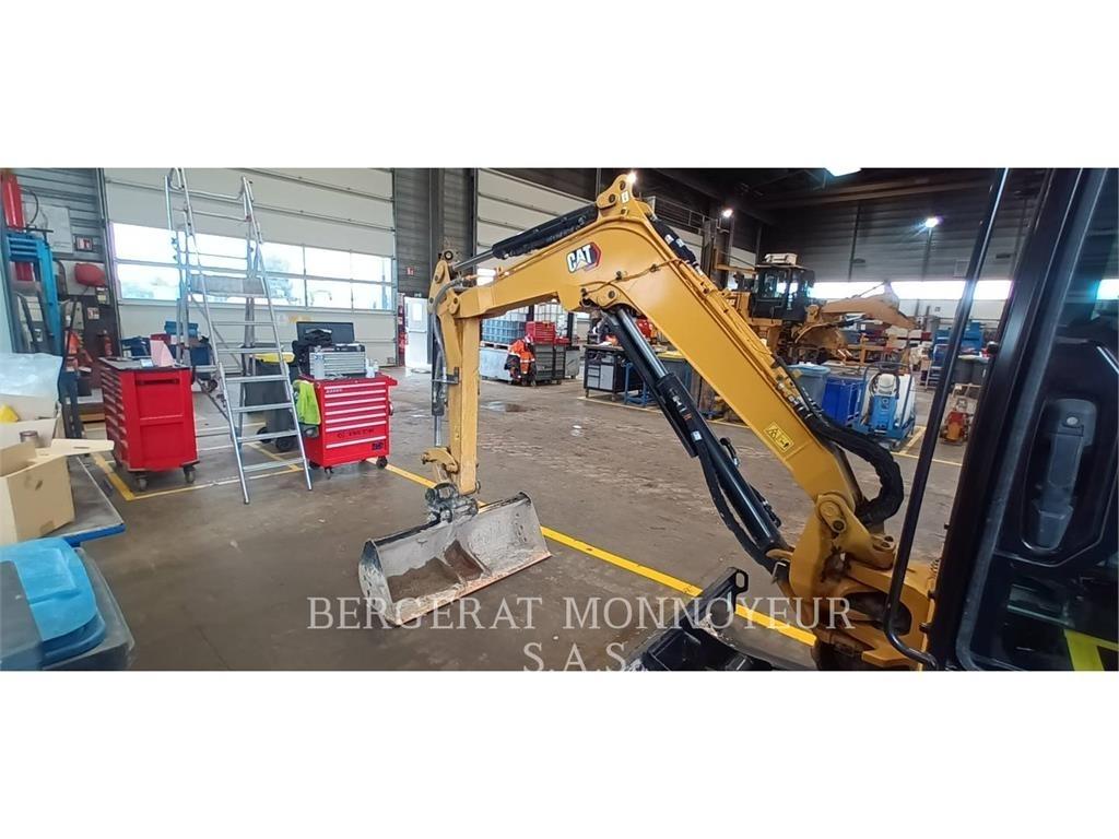 CAT 302.7 حفارات زحافة