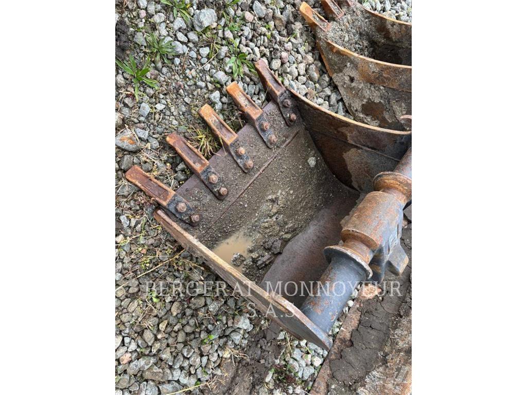 CAT 302.7 حفارات زحافة