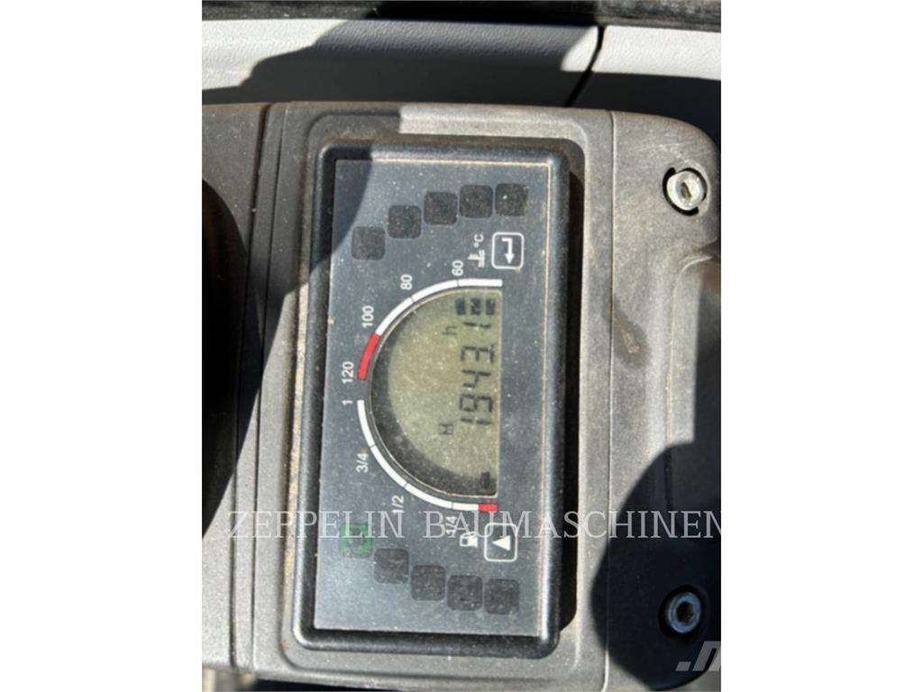 CAT 302.7D حفارات زحافة