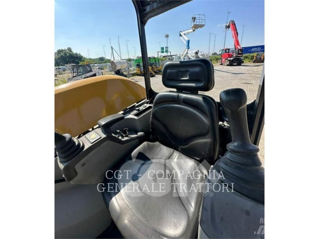 CAT 302.7DCR حفارات زحافة