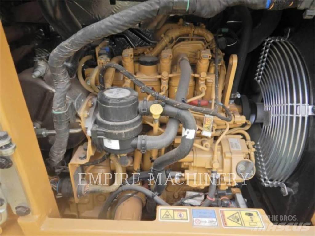 CAT 304 حفارات زحافة