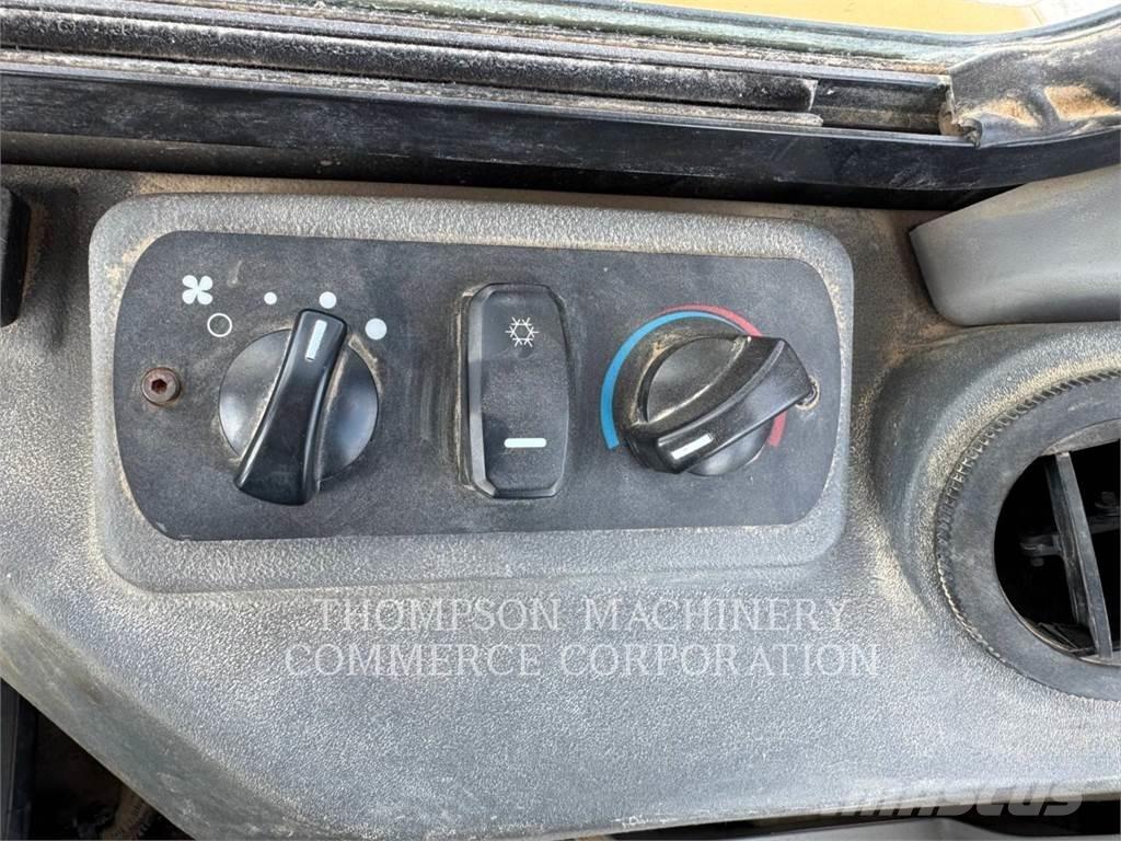 CAT 304E2 حفارات زحافة