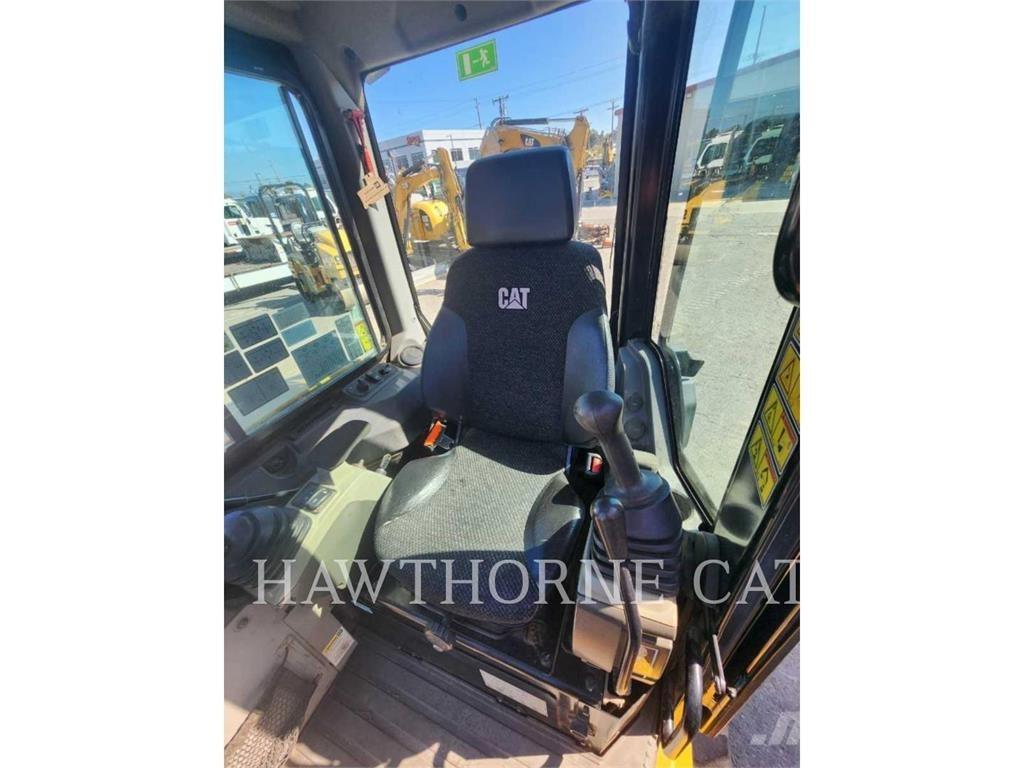 CAT 304E2 CAB حفارات زحافة