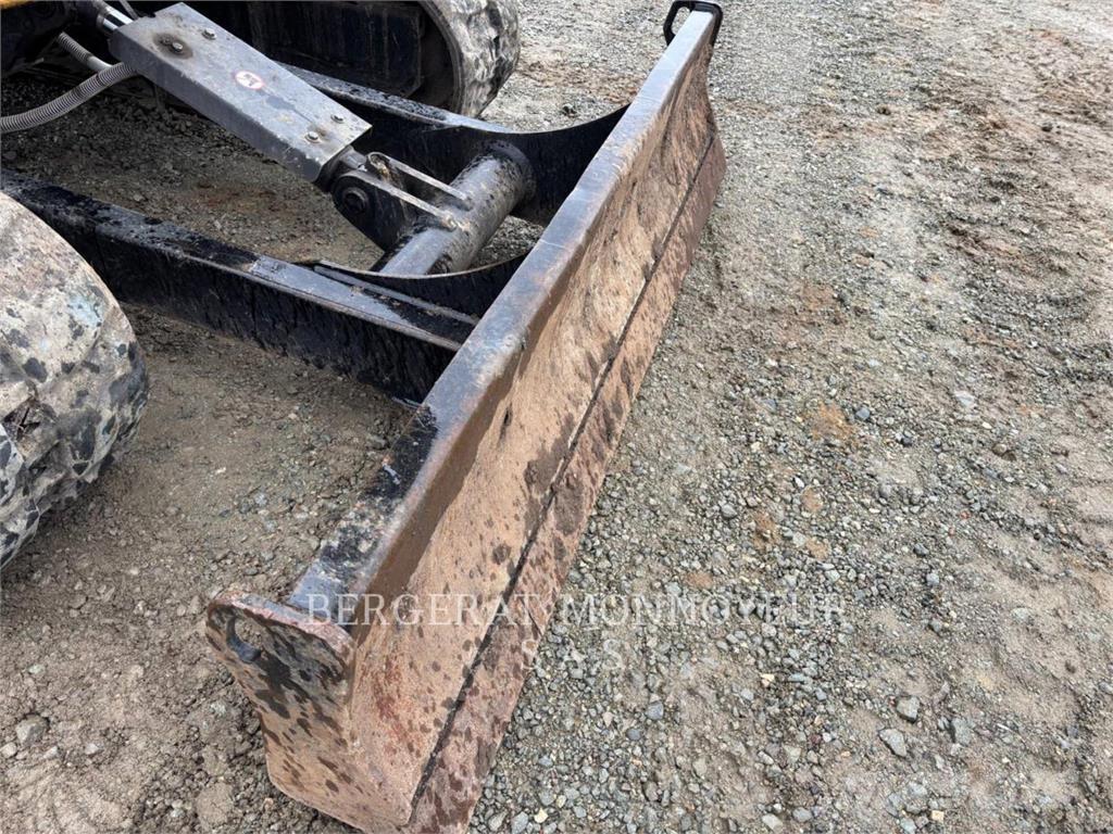 CAT 305 حفارات زحافة