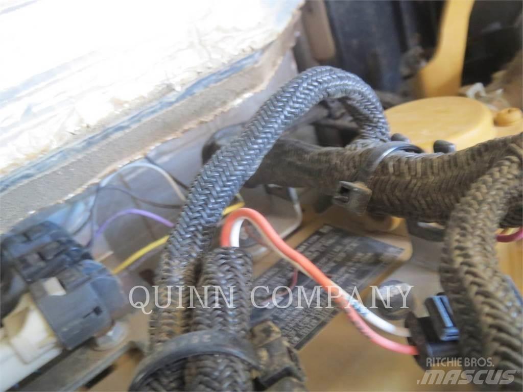 CAT 305.5E2 حفارات زحافة