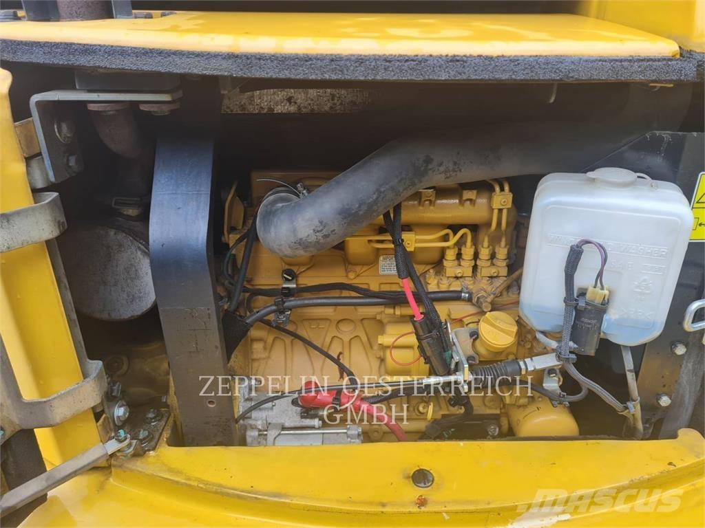 CAT 305.5E2CR حفارات زحافة