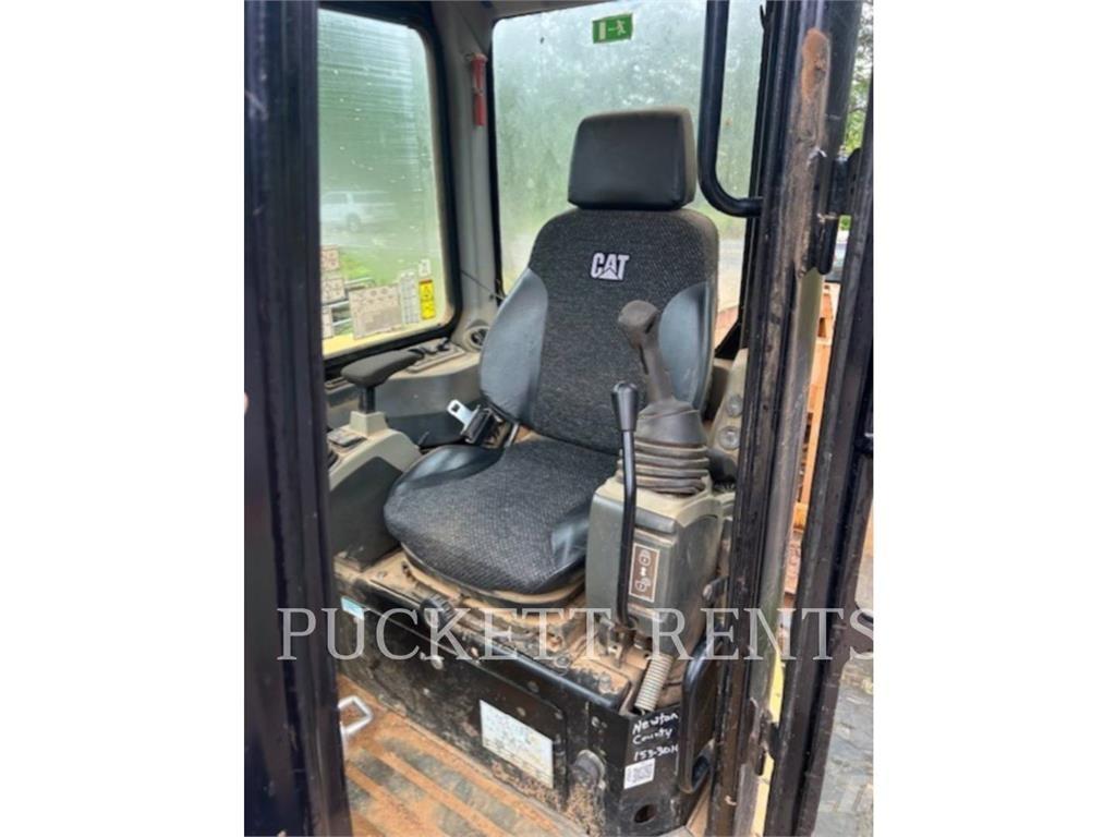 CAT 305E2CR حفارات زحافة