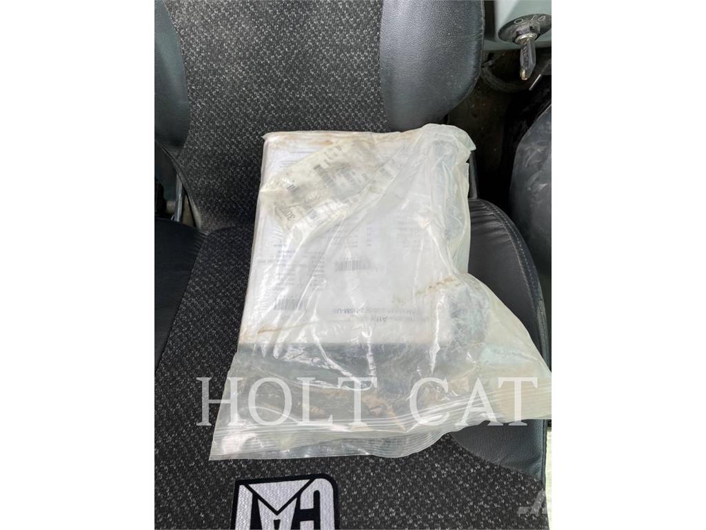 CAT 305E2CR حفارات زحافة