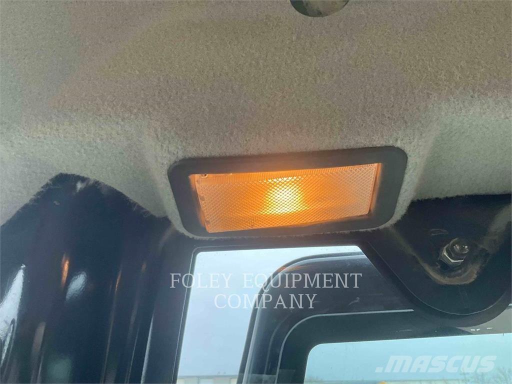 CAT 305E2CR حفارات زحافة