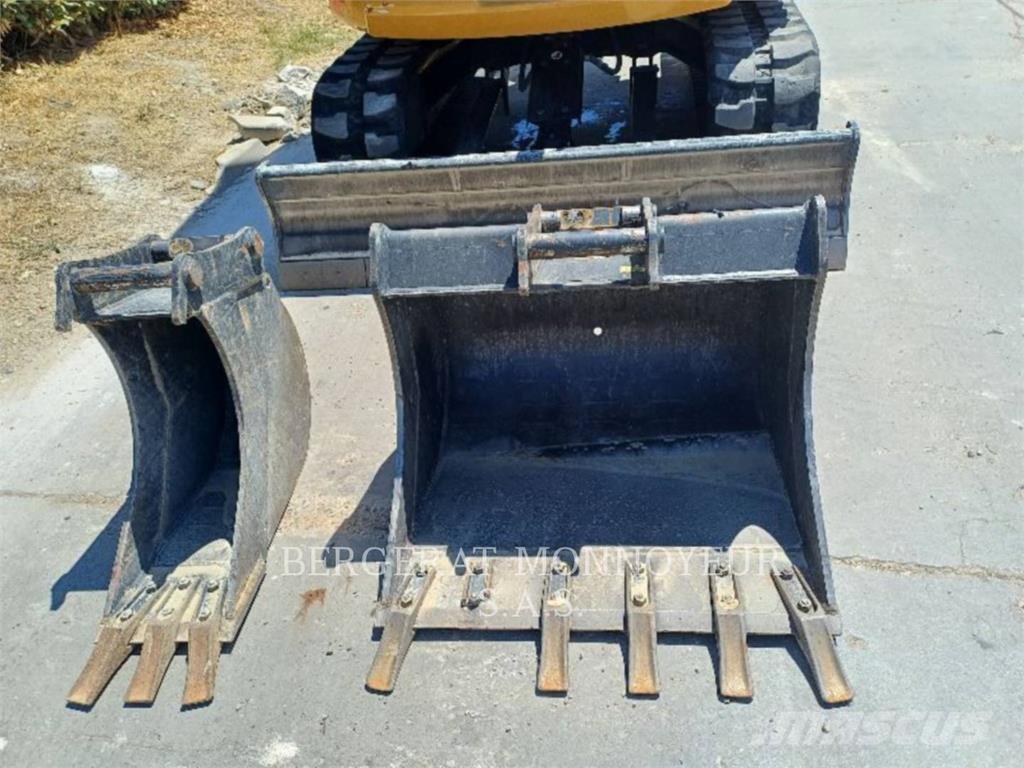 CAT 306 CR حفارات زحافة