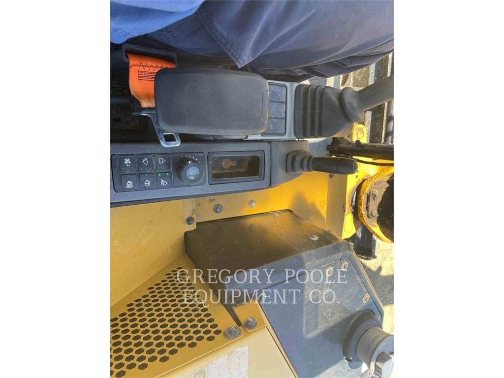 CAT 30607CR حفارات زحافة