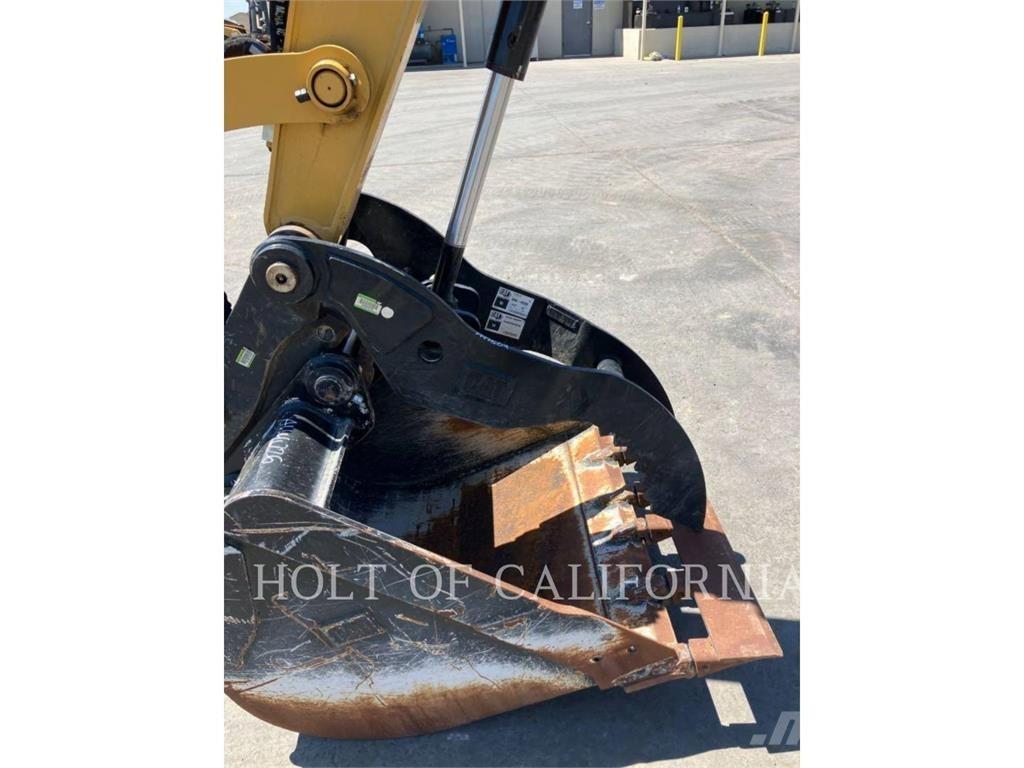 CAT 310 حفارات زحافة