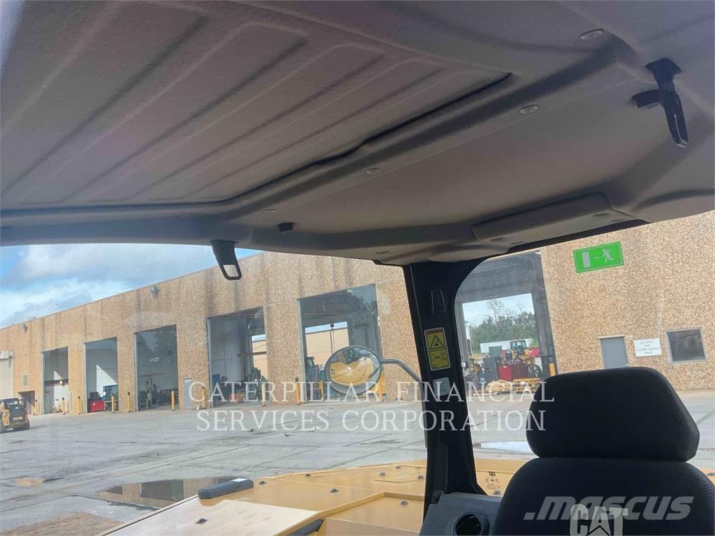 CAT 310-07 حفارات زحافة