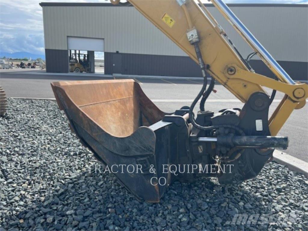 CAT 320 حفارات زحافة