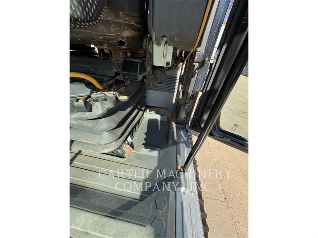 CAT 320 حفارات زحافة