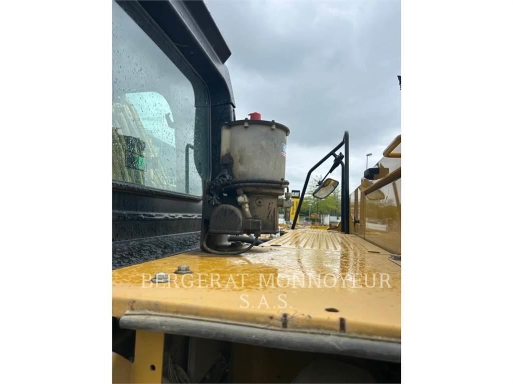 CAT 320 حفارات زحافة