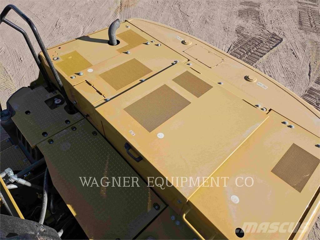 CAT 320 حفارات زحافة