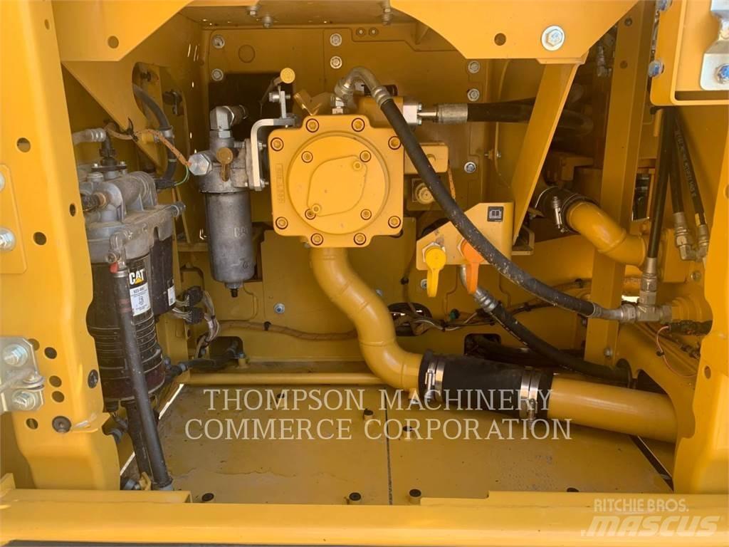CAT 320 حفارات زحافة