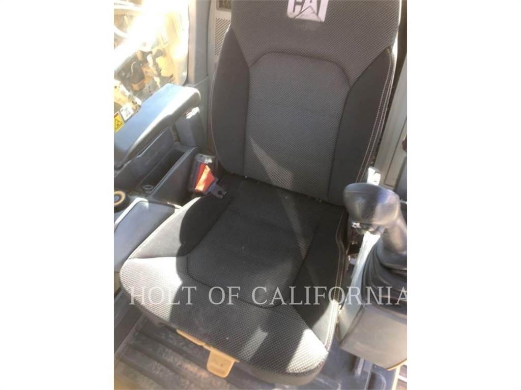 CAT 320 حفارات زحافة