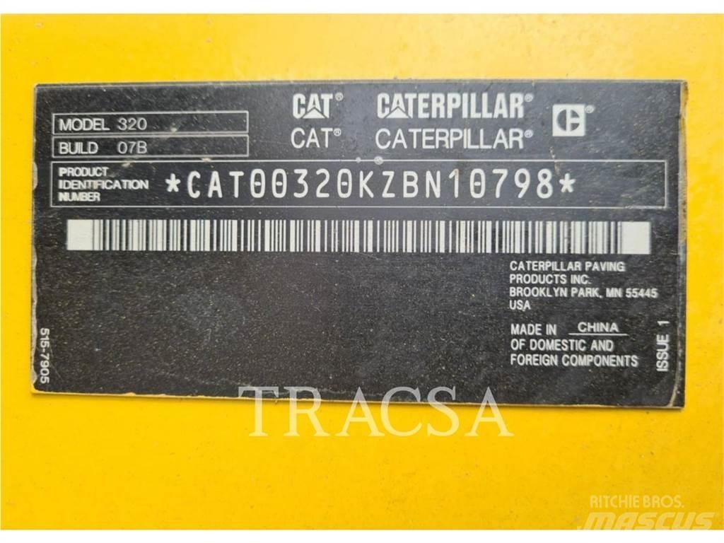 CAT 320 حفارات زحافة