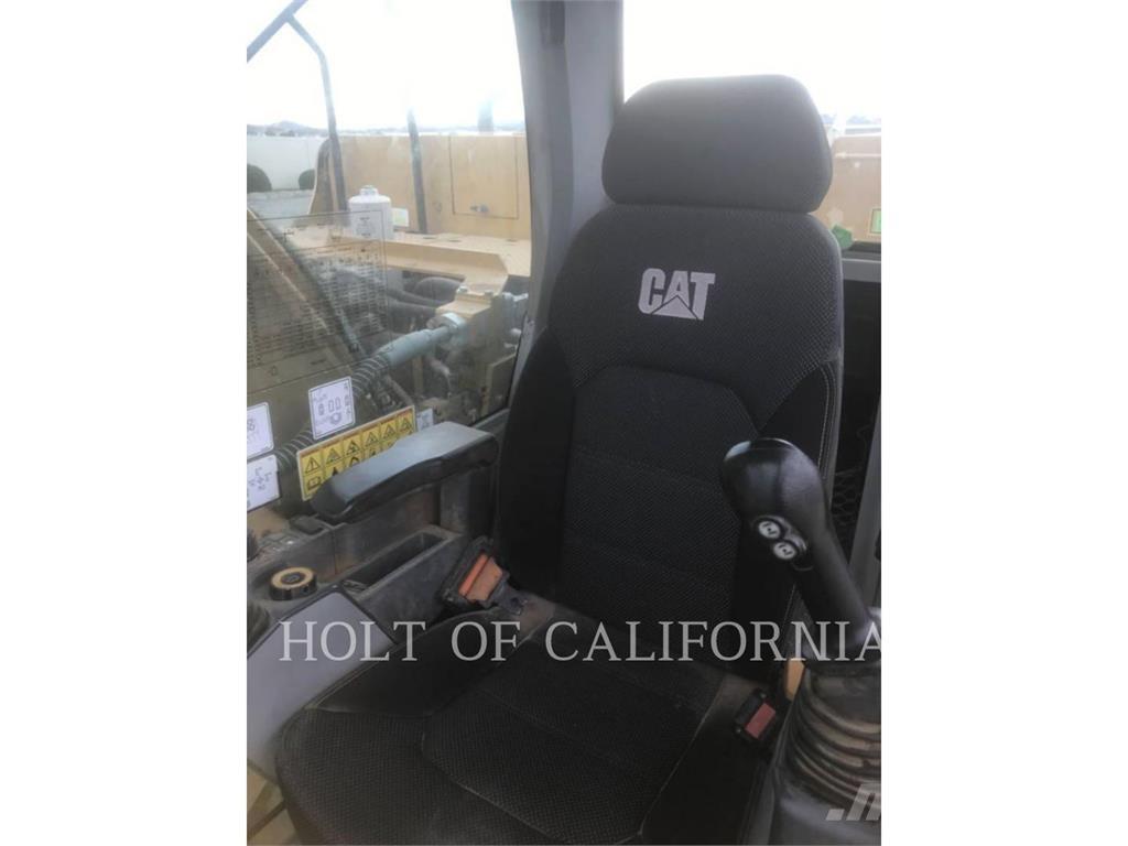 CAT 320 حفارات زحافة