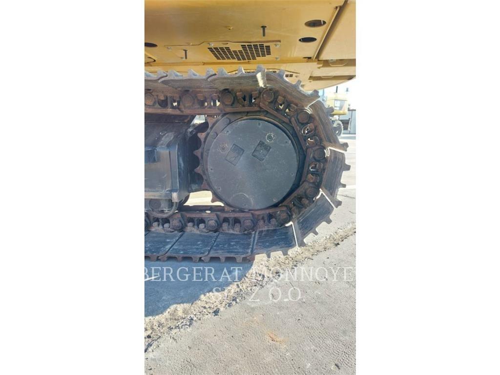 CAT 320 حفارات زحافة