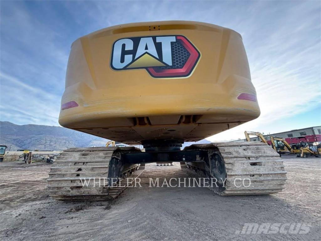CAT 320 حفارات زحافة