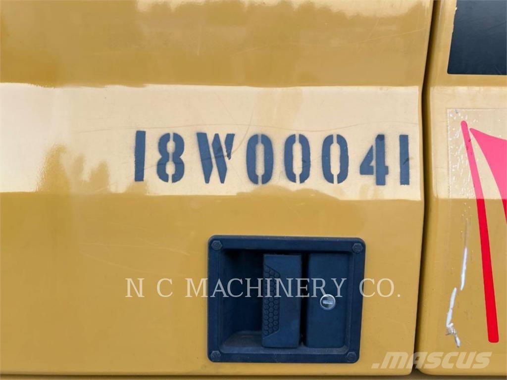 CAT 320 حفارات زحافة