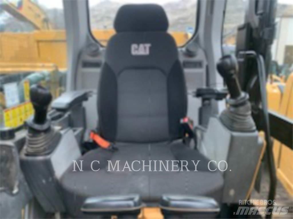 CAT 320 حفارات زحافة