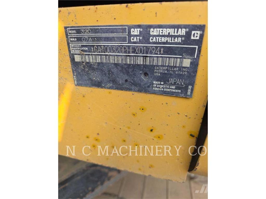 CAT 320 حفارات زحافة