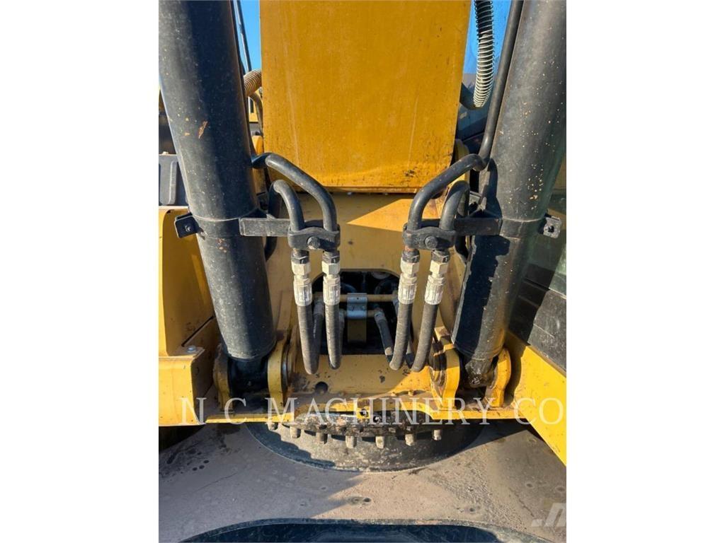 CAT 320 حفارات زحافة