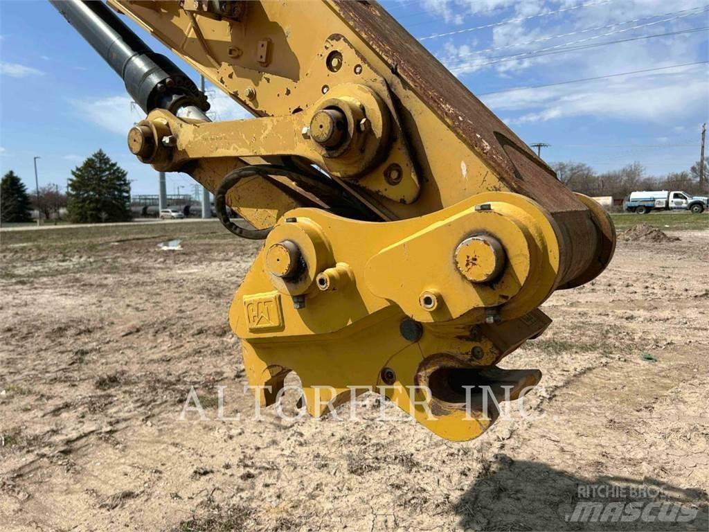CAT 320-07 حفارات زحافة