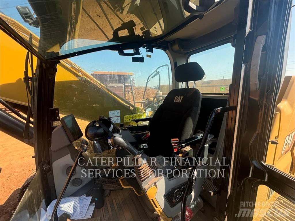 CAT 320-07 حفارات زحافة