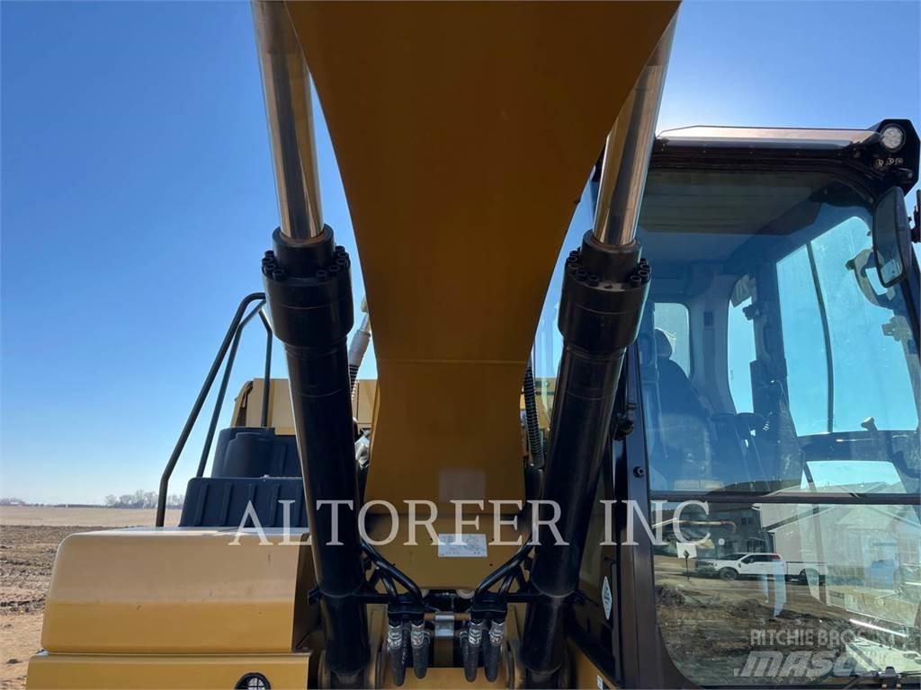 CAT 320-07 حفارات زحافة