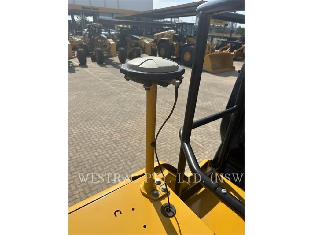CAT 320-07 حفارات زحافة