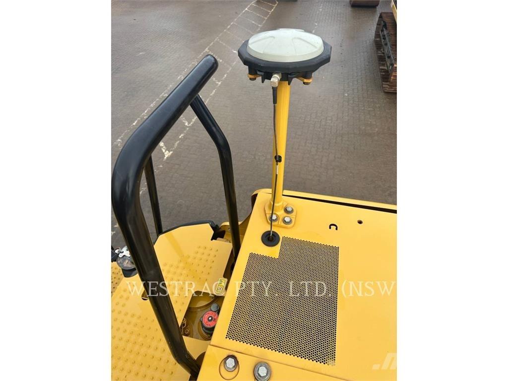 CAT 320-07 حفارات زحافة