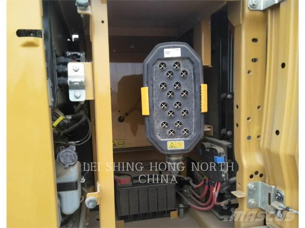 CAT 320-07 حفارات زحافة