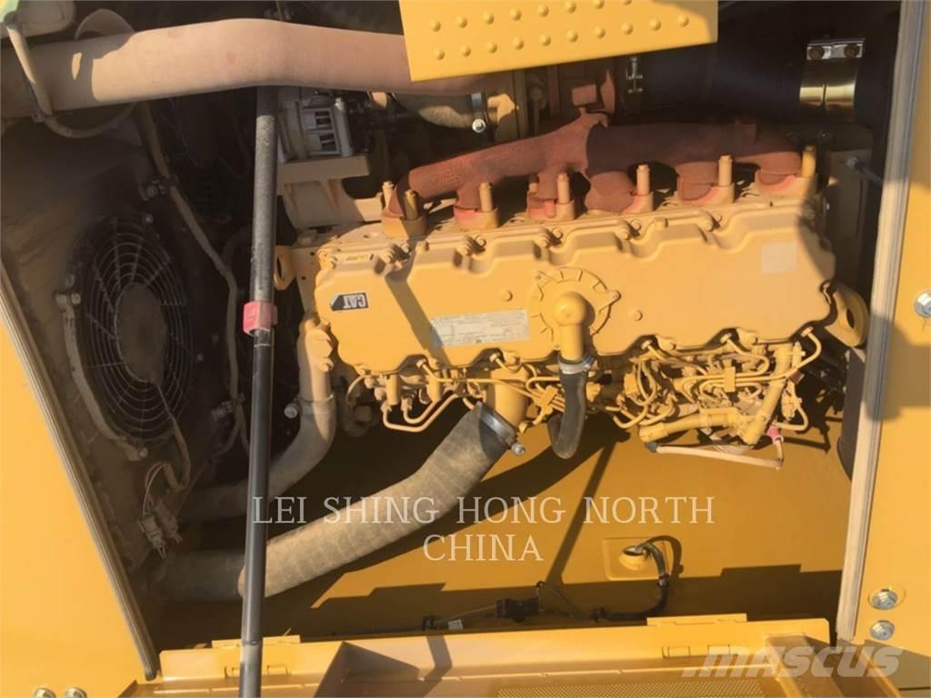 CAT 320-07 حفارات زحافة