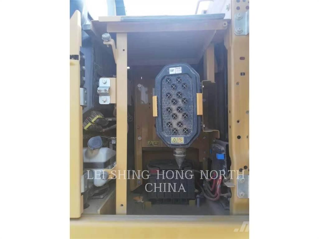 CAT 320-07 حفارات زحافة