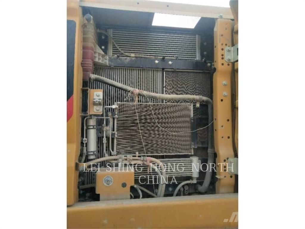 CAT 320-07 حفارات زحافة