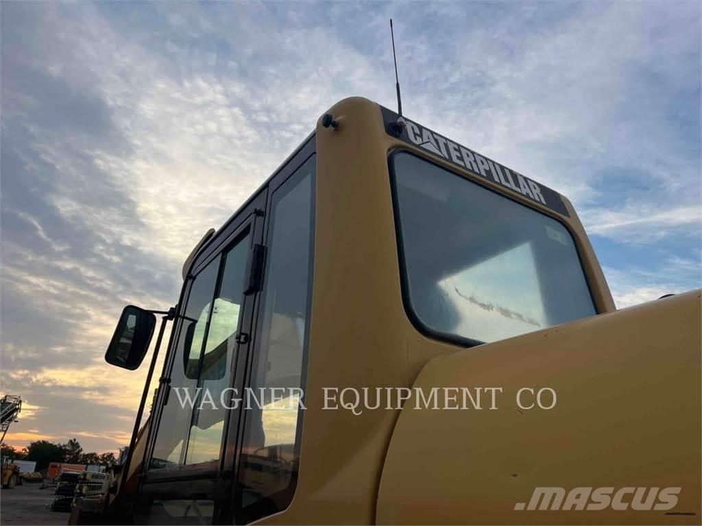 CAT 320CL حفارات زحافة